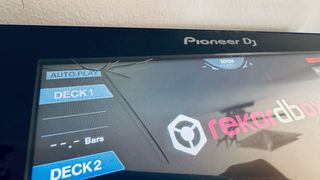 Mesa DJ Pioneer XDJ-RX + Funda + Altavoces