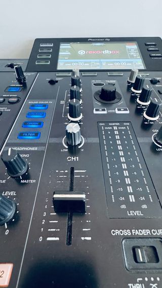 Mesa DJ Pioneer XDJ-RX + Funda + Altavoces