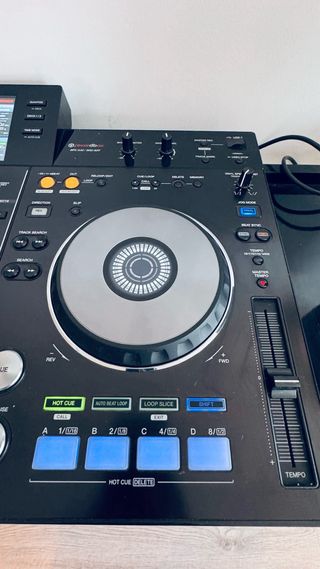 Mesa DJ Pioneer XDJ-RX + Funda + Altavoces