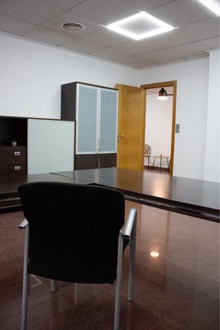 Alquilo habitación/oficina   Hay tres diponibles