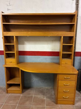 Escritorio de madera con estanterías