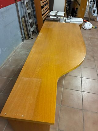 Escritorio de madera con estanterías