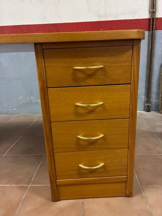 Escritorio de madera con estanterías