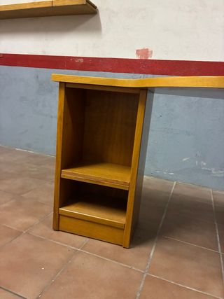 Escritorio de madera con estanterías
