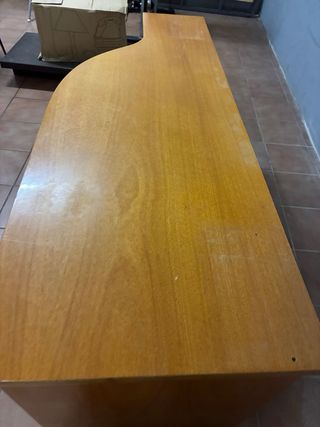 Escritorio de madera con estanterías