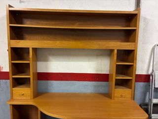 Escritorio de madera con estanterías