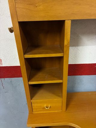 Escritorio de madera con estanterías