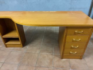 Escritorio de madera con estanterías