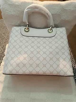 Bolso blanco y dorado con estampado