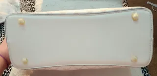 Bolso blanco y dorado con estampado