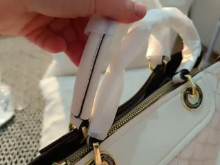 Bolso blanco y dorado con estampado