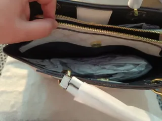 Bolso blanco y dorado con estampado