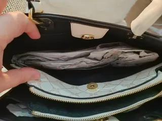 Bolso blanco y dorado con estampado
