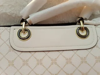 Bolso blanco y dorado con estampado