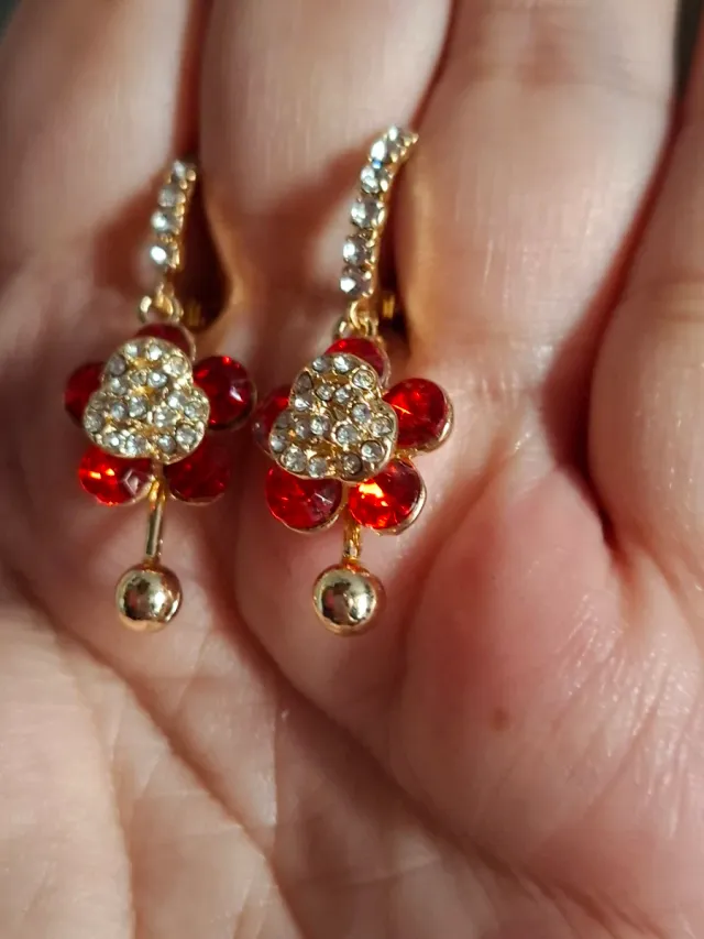 Pendientes flor dorados y rojos