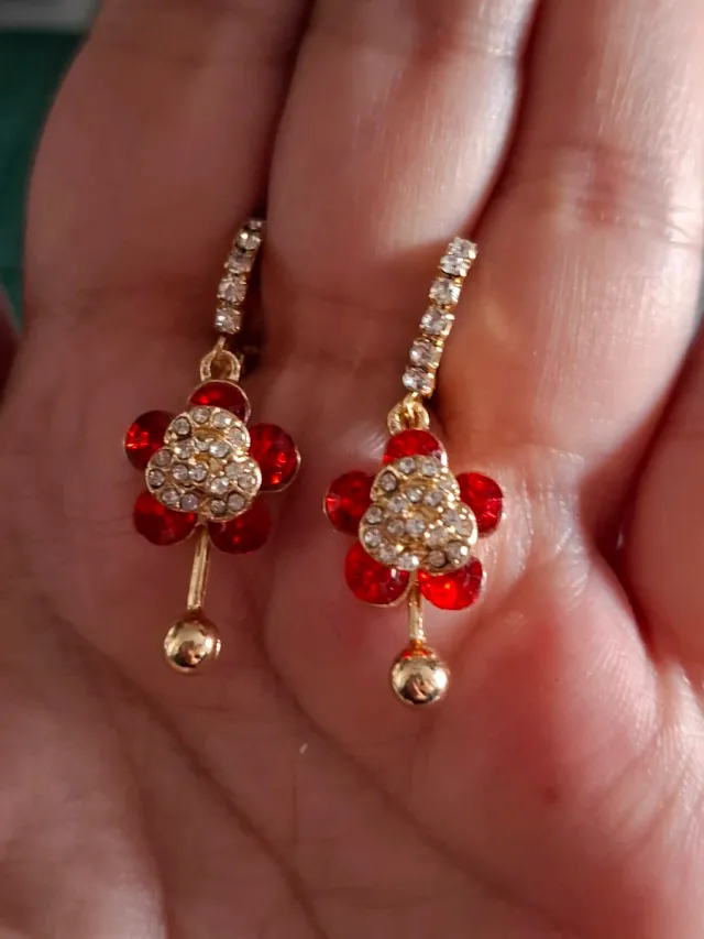 Pendientes flor dorados y rojos