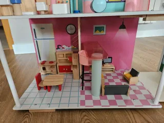 Casa de muñecas de madera