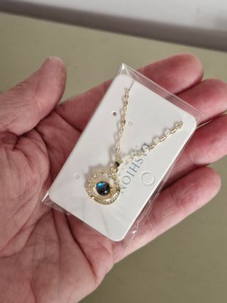 Bisutería: Collar con diseño estrellas y planeta.