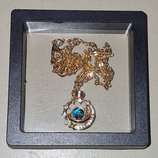 Bisutería: Collar con diseño estrellas y planeta.