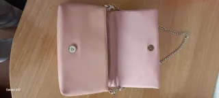 Bolso rosa con cadena plateada