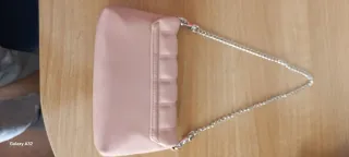 Bolso rosa con cadena plateada