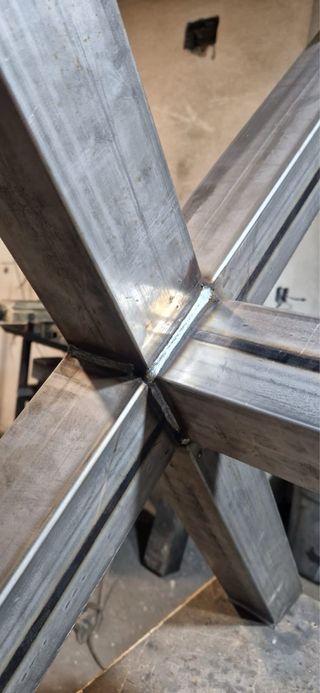 Mesa con estructura de herrero y tapa de cristal