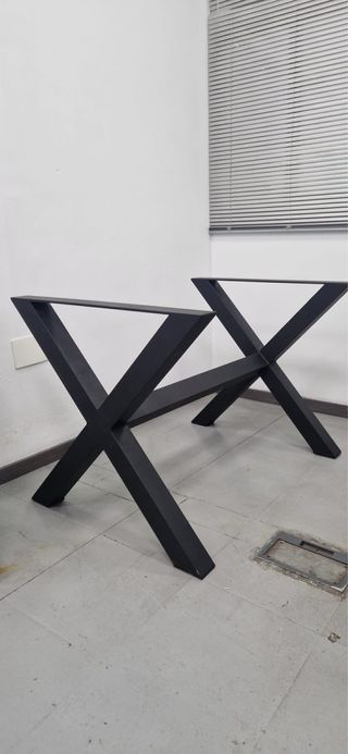 Mesa con estructura de herrero y tapa de cristal