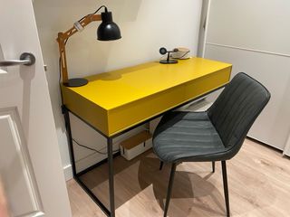 Mesa escritorio diseño nórdico:  color mostaza.