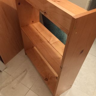 Estantería de madera de pino