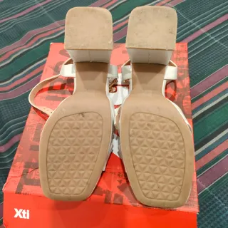 Zapatos de tacón blancos