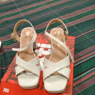 Zapatos de tacón blancos