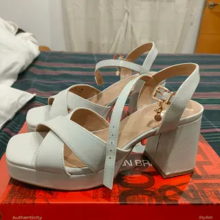Zapatos de tacón blancos