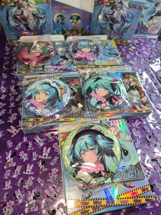 Set 10 Chapas Miku con Cajas