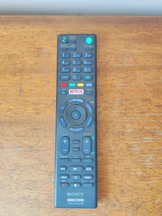 TV Sony Bravia 4K con mando