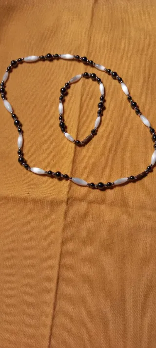 Collar y Pulsera Cuentas piedras Negras y Blancas.