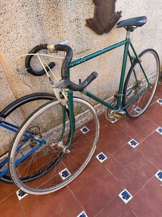 Bicicleta de carretera 2 azules y 1 verde