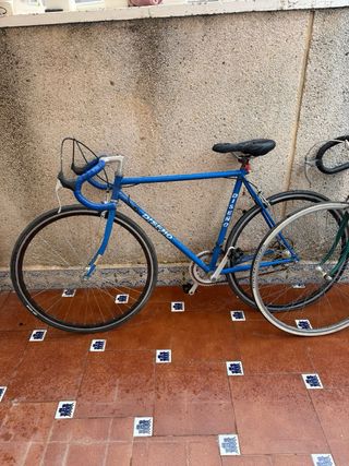 Bicicleta de carretera 2 azules y 1 verde