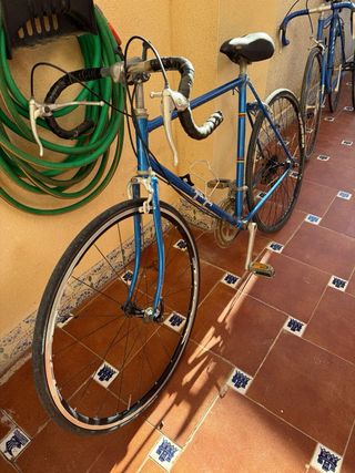 Bicicleta de carretera 2 azules y 1 verde