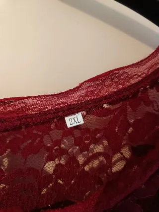 Vestido largo encaje burdeos.