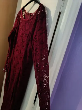 Vestido largo encaje burdeos.