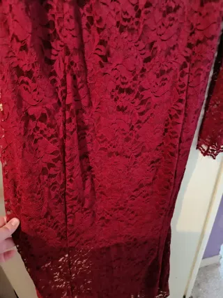 Vestido largo encaje burdeos.