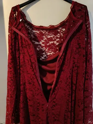 Vestido largo encaje burdeos.