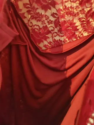 Vestido largo encaje burdeos.