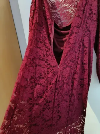 Vestido largo encaje burdeos.