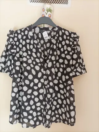 Camisa Ann Taylor lunares blanco y negro