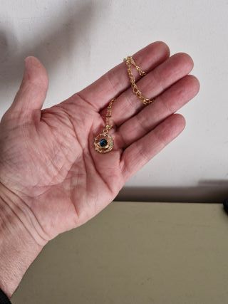 Collar con colgante de planeta y estrellas