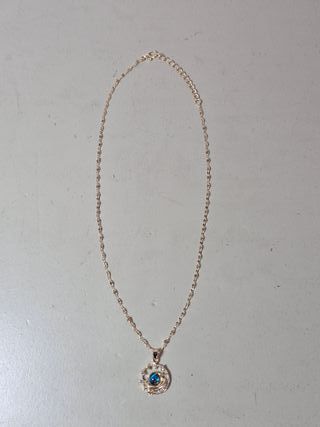 Collar con colgante de planeta y estrellas