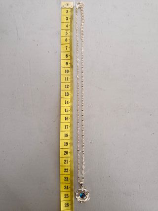 Collar con colgante de planeta y estrellas