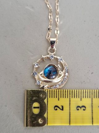 Collar con colgante de planeta y estrellas
