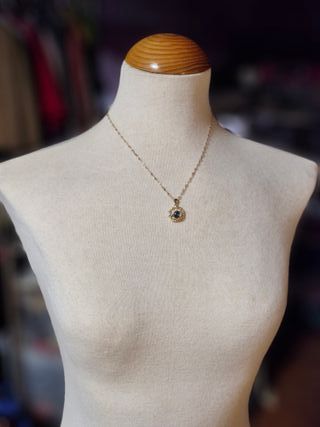 Collar con colgante de planeta y estrellas